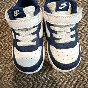 Nike Kids White and Navy Velcro Low-Top Sneakers